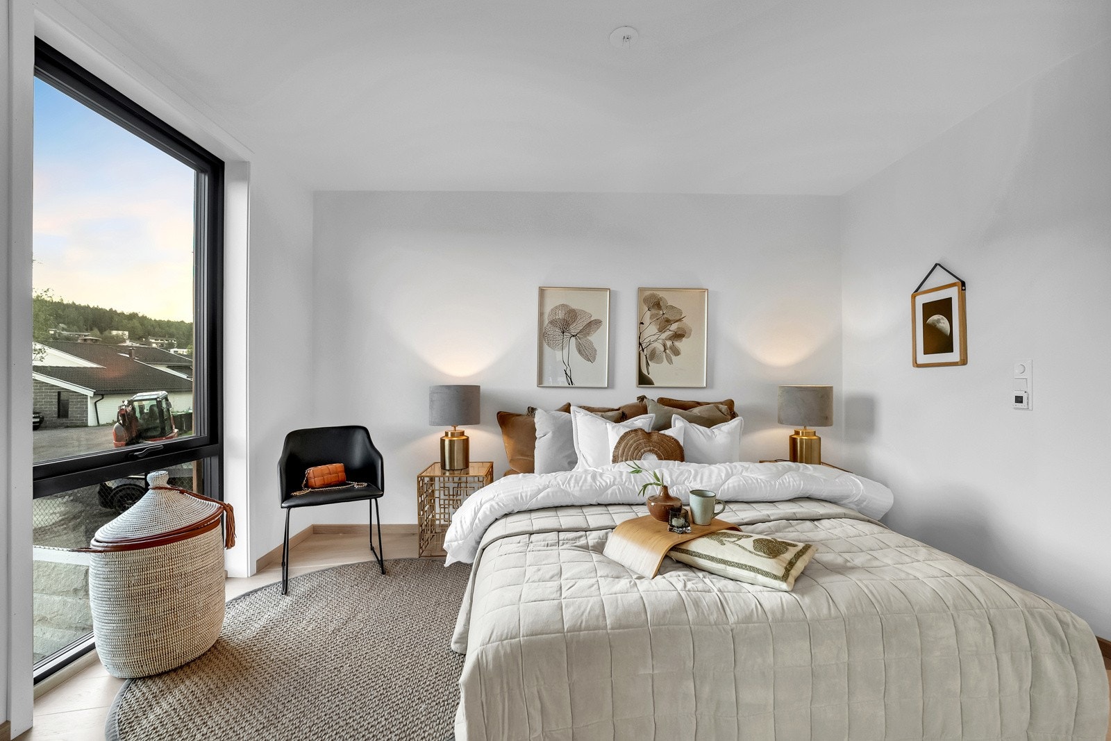 Hovedsoverommet har eget bad, og store vinduer som slipper den flotte utsikten inn i rommet. Galleribilde