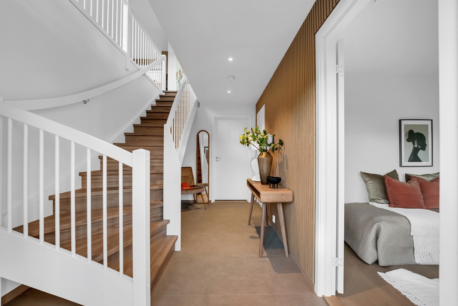 Inne i boligen møtes du av en romslig og innbydende hall med varmekabler i gulvet. Galleribilde