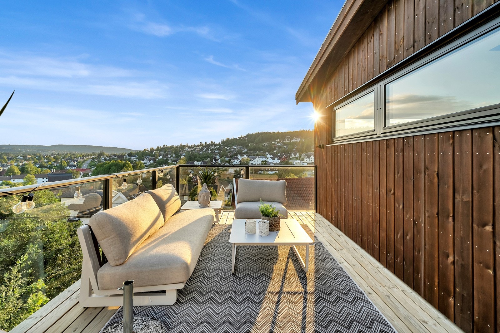 Fra stuen i 2.etg er det adkomst til en herlig altan på 17 kvm. Galleribilde