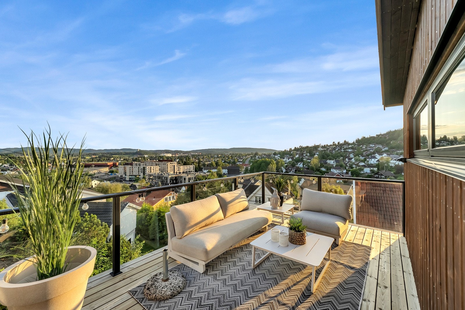 Panoramautsikt 360 grader og gode solforhold.Boligen stod ferdig i 2024 og byr på høy standard og eksklusive materialer. Galleribilde