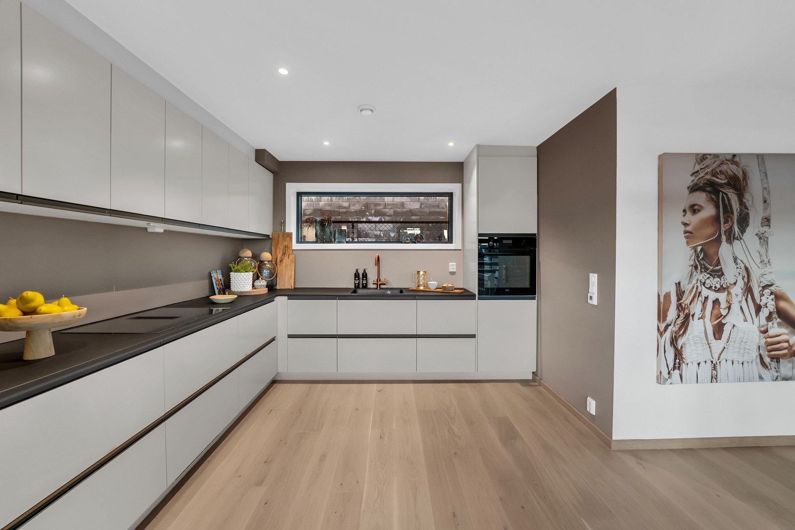 Kjøkkenet har integrerte hvitevarer. Galleribilde