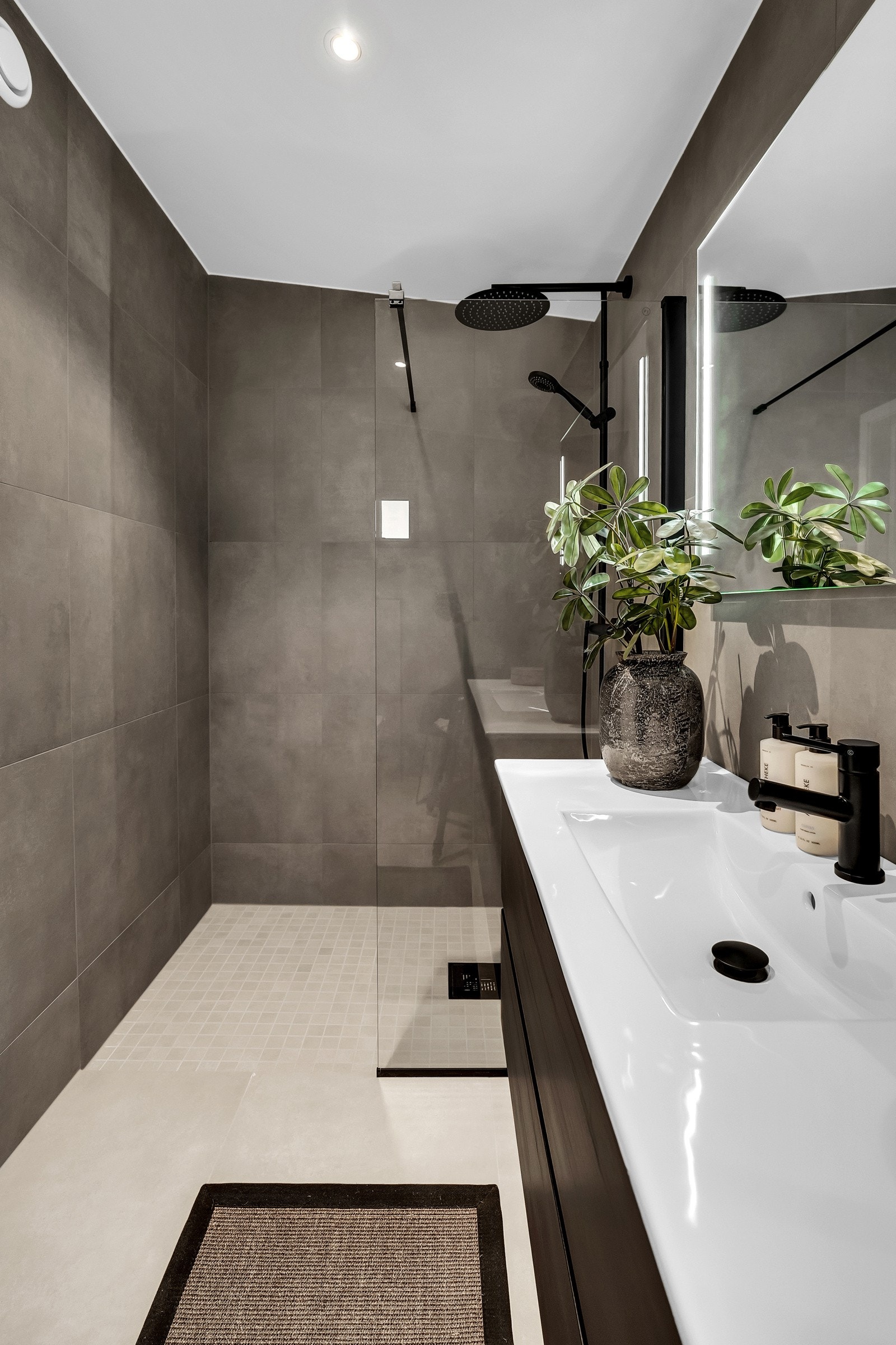 Lekkert bad i 2.etasje med adkomst fra stuen. Galleribilde