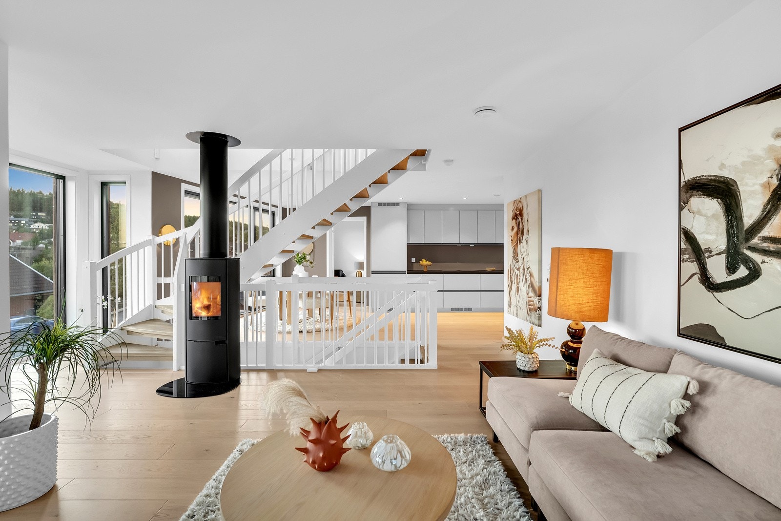 Boligen er en nyere lekker funkisbolig med unik beliggenhet. Galleribilde