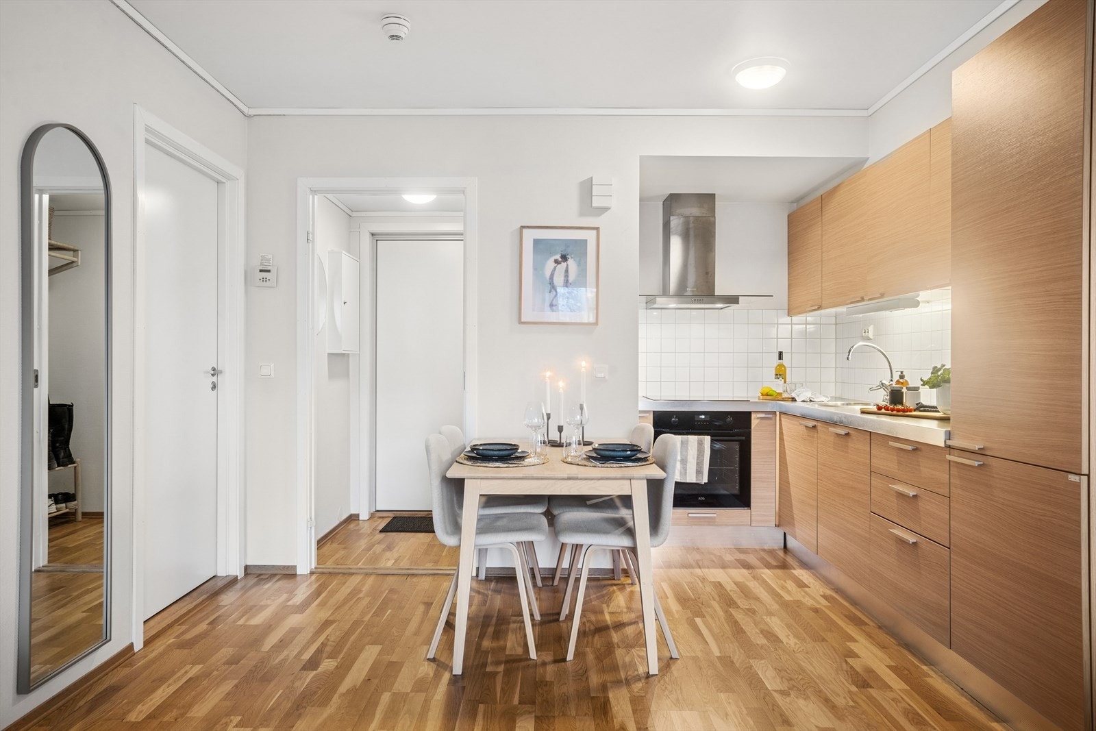 Lyst og pent kjøkken i åpen løsning Galleribilde