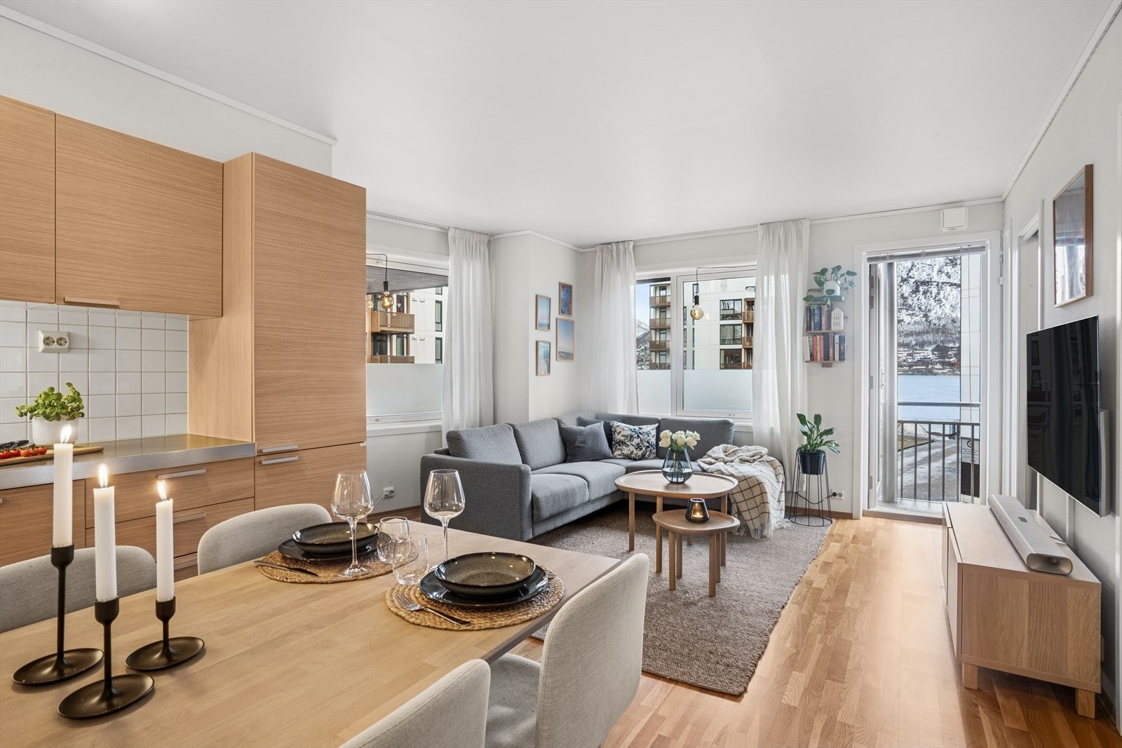 Koselig og lyst oppholdsrom med mye lys inn fra høy 2.etg. Galleribilde