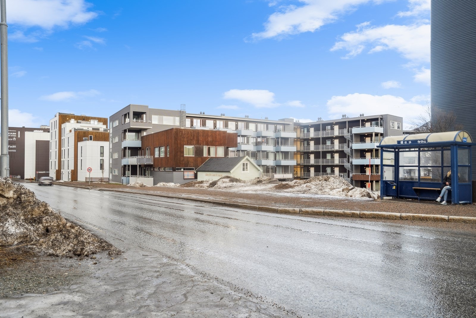 Busstopp like ovenfor boligblokken med direkteruter til UiT/UNN og flyplassen/J Langnes handelspark. Galleribilde