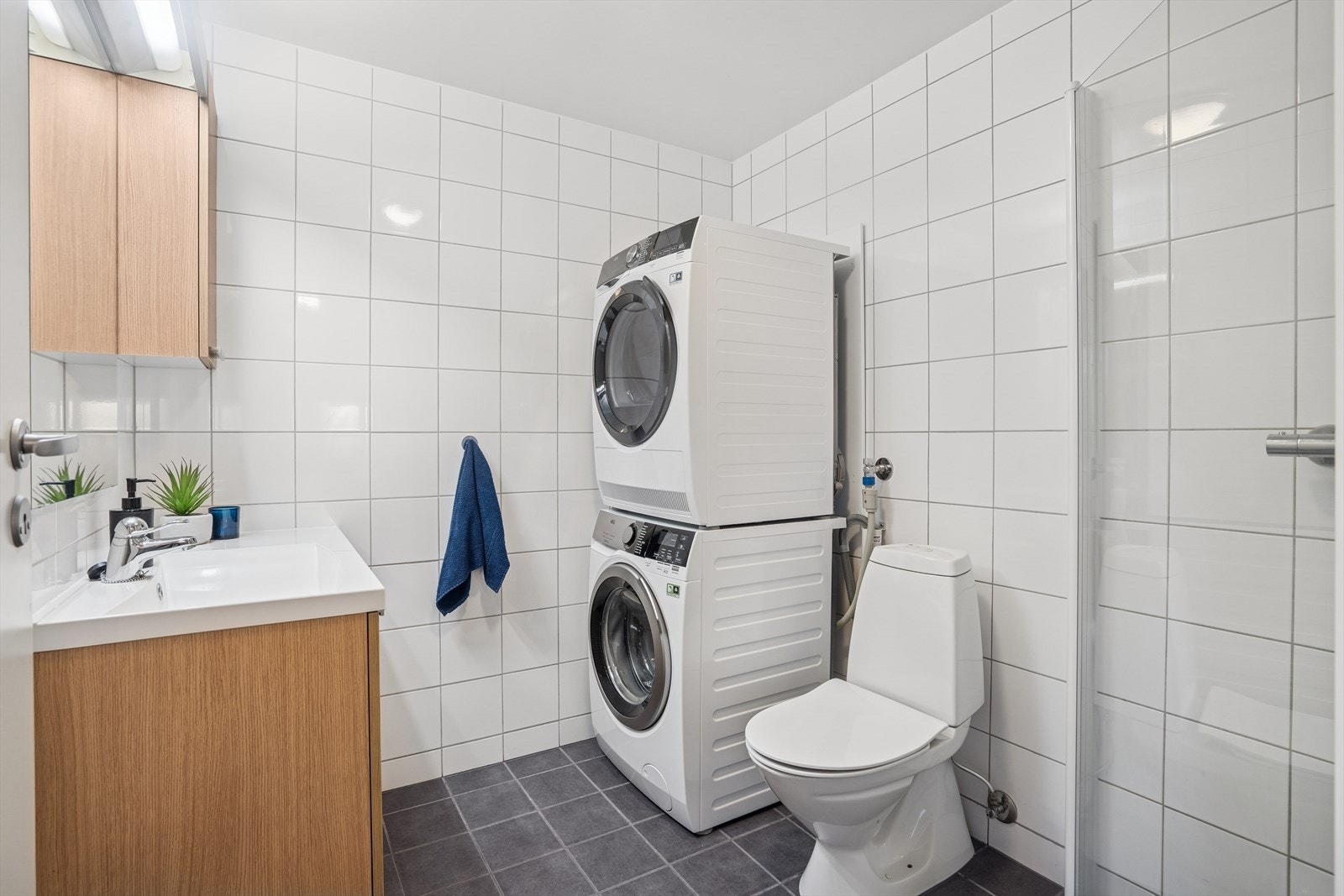 Flislagt bad med varme i gulv. Opplegg for vaskemaskin og tørketrommel. Galleribilde