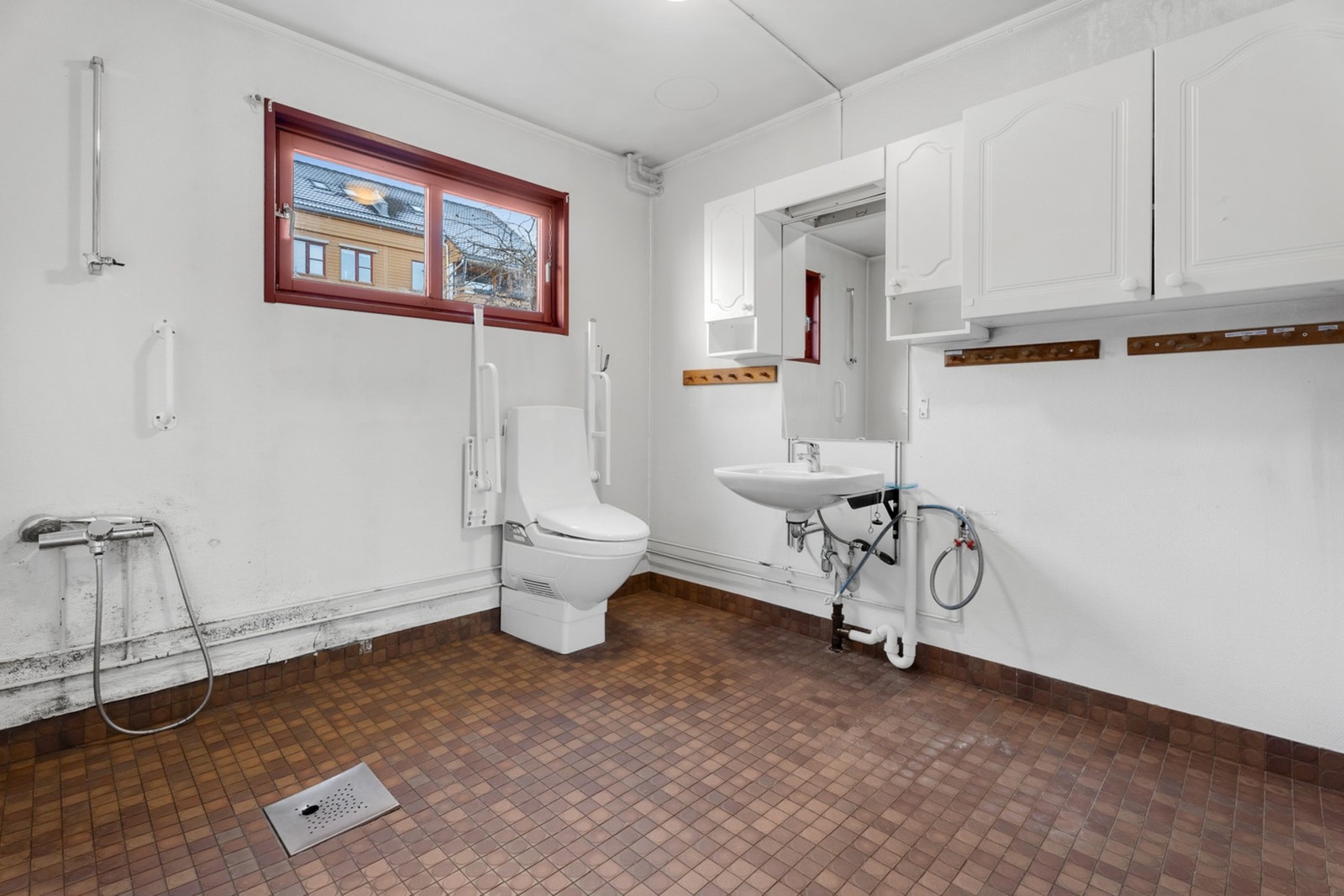 Romslig bad/wc Galleribilde
