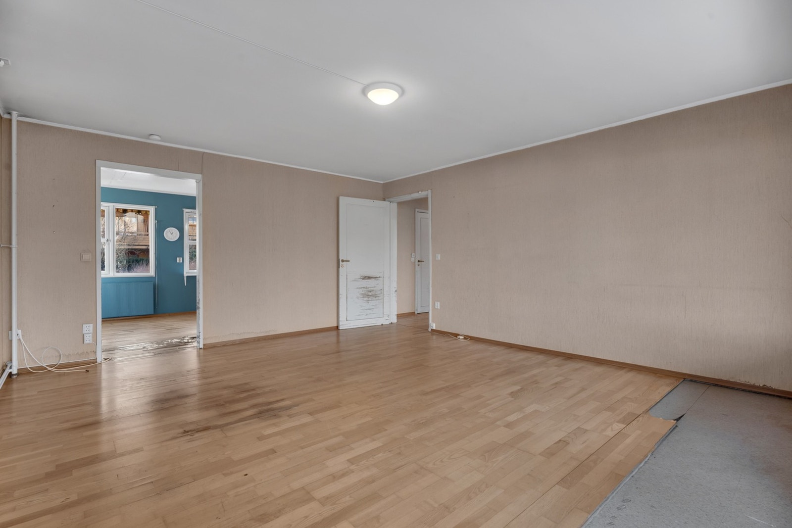 Fjerner man veggen inn mot kjøkken får man en meget stor stue med åpen kjøkkenløsning Galleribilde