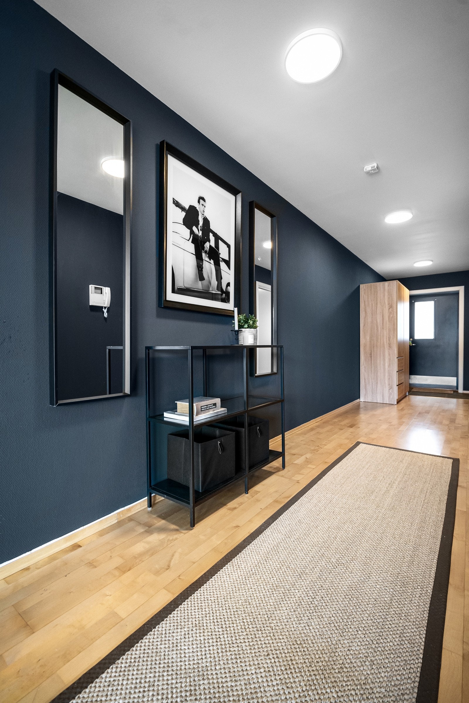 Éntreen er med å gi et godt førsteinntrykk av leiligheten. Galleribilde