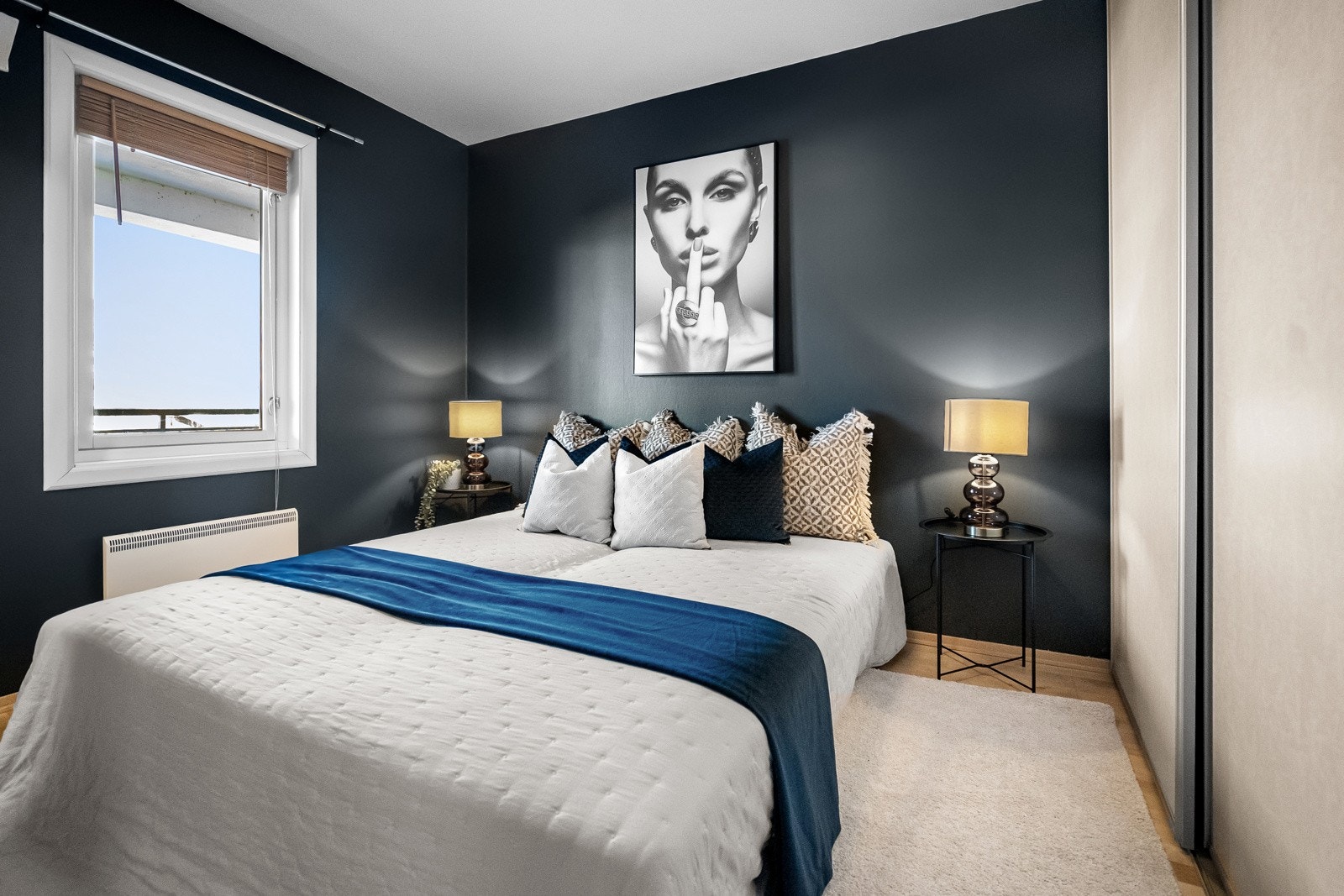 Soverom med plass til dobbeltseng og nattbord på hver side. Galleribilde