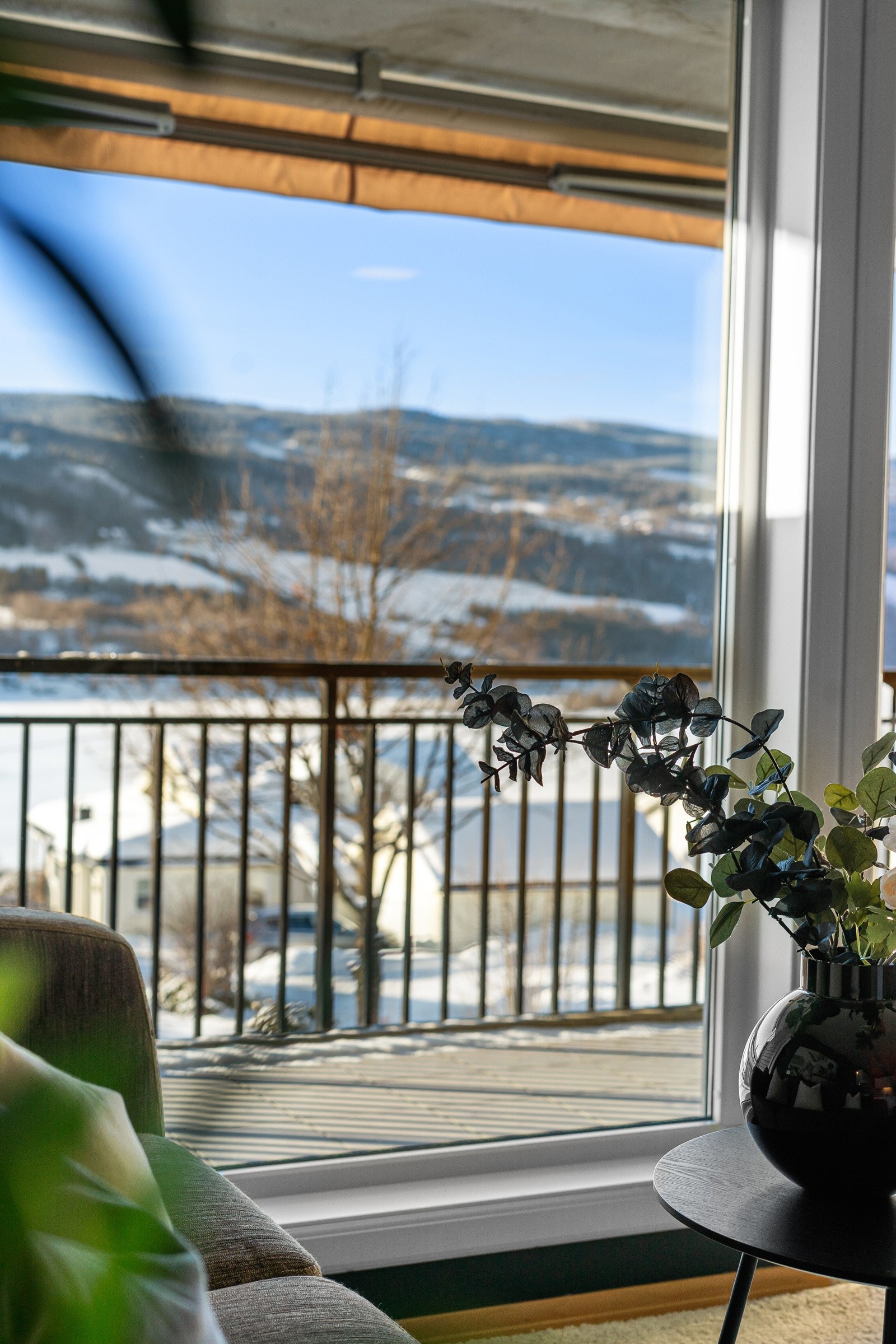 Behagelig utsikt fra leilighetens åpne stue/kjøkken løsning. Galleribilde