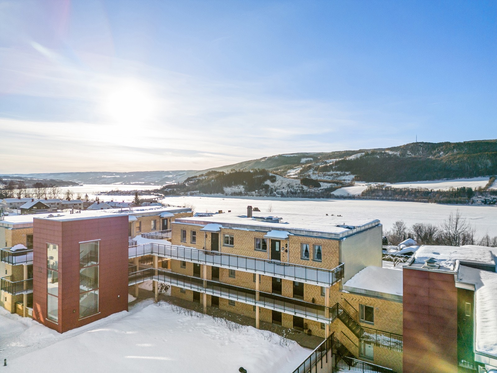 Leiligheten ligger i byggets 2.etasje & man har tilgang til heis. Galleribilde