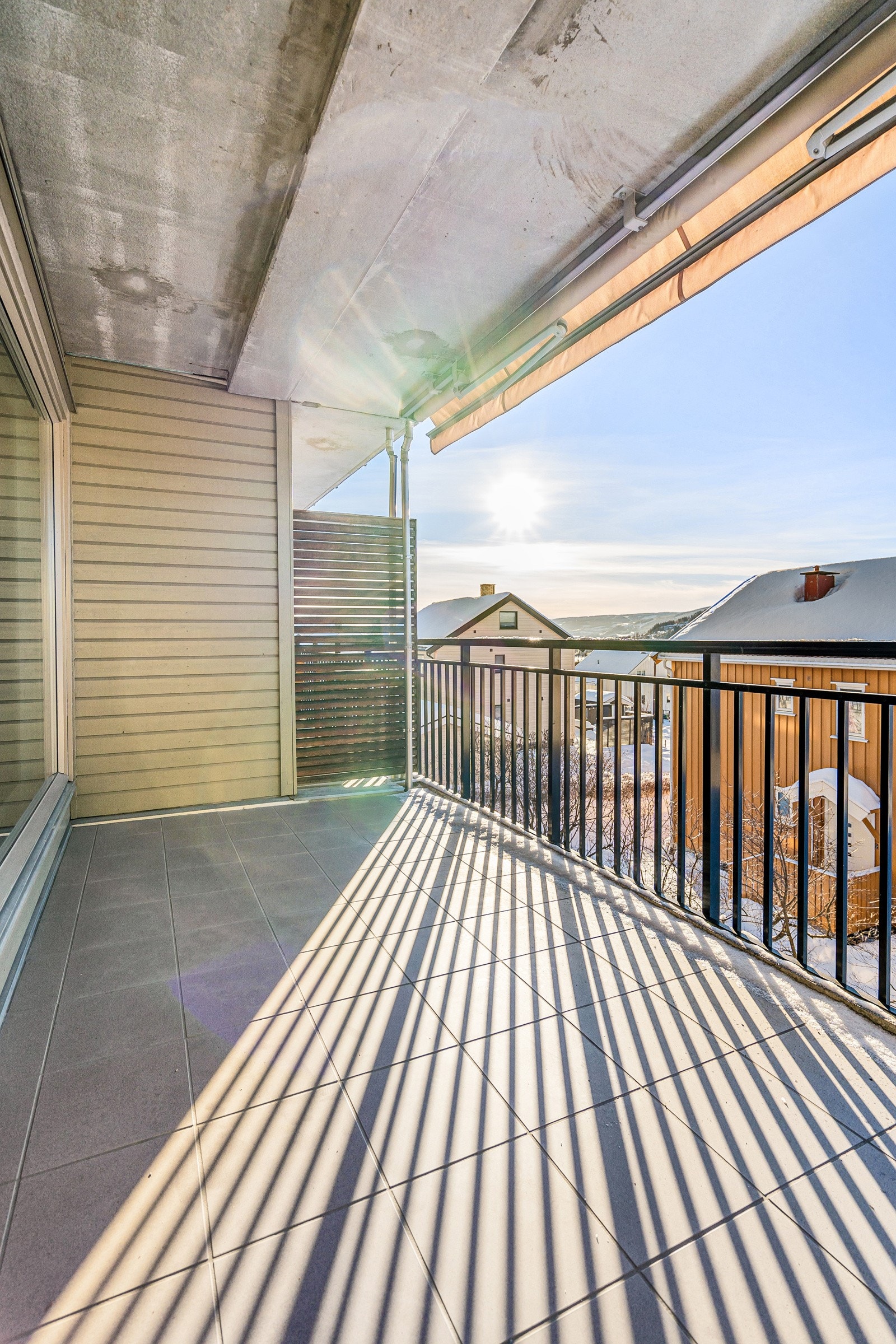 Balkong på 9 m² med fantastiske solforhold. Det er montert markise. Galleribilde
