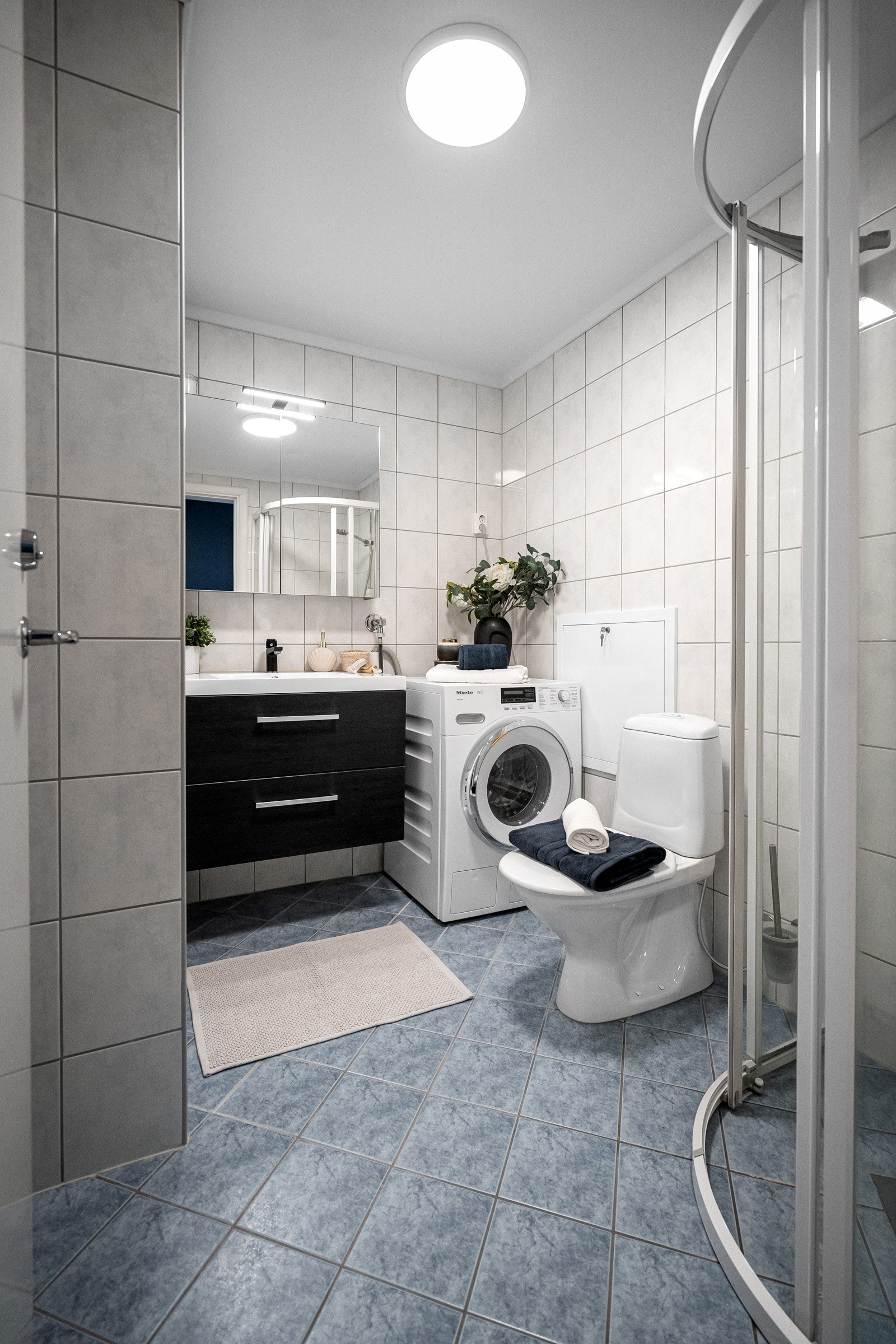 Flislagt bad med gulvvarme. Nytt servantskap fra 2022, samt at det er skiftet avtrekksvifte & taklampe samme år. Galleribilde