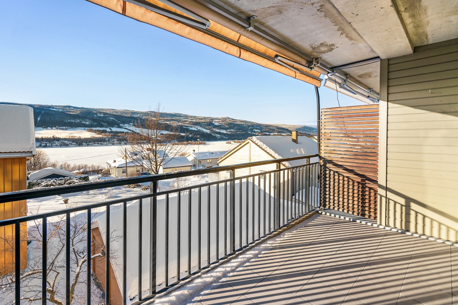 Overbygd balkong med flott utsikt mot Mjøsa & Lågen. Galleribilde