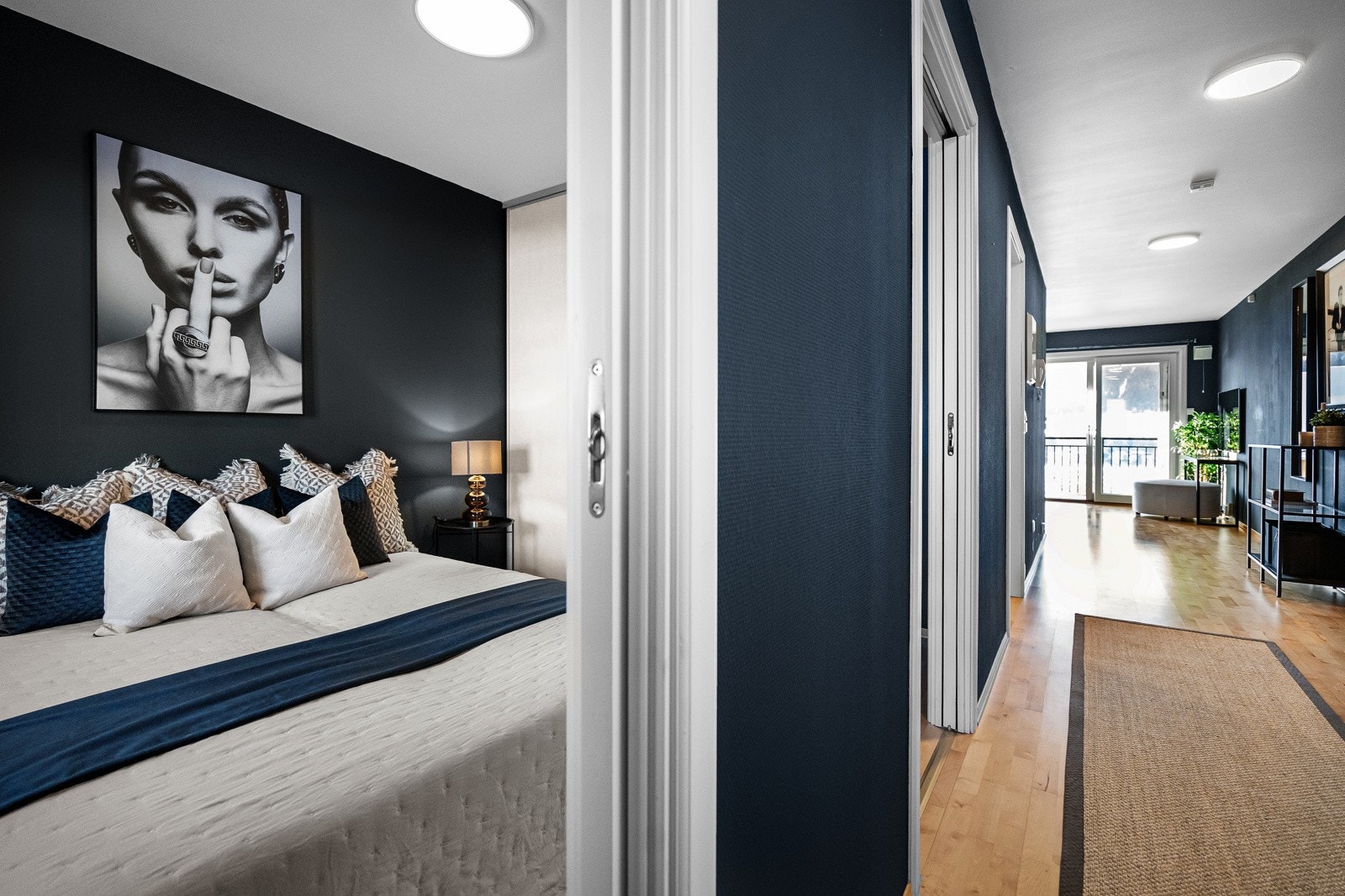 Inn til soverommet er det to praktiske dører, som gjør det praktisk med tilgang til seng fra begge sider. Galleribilde