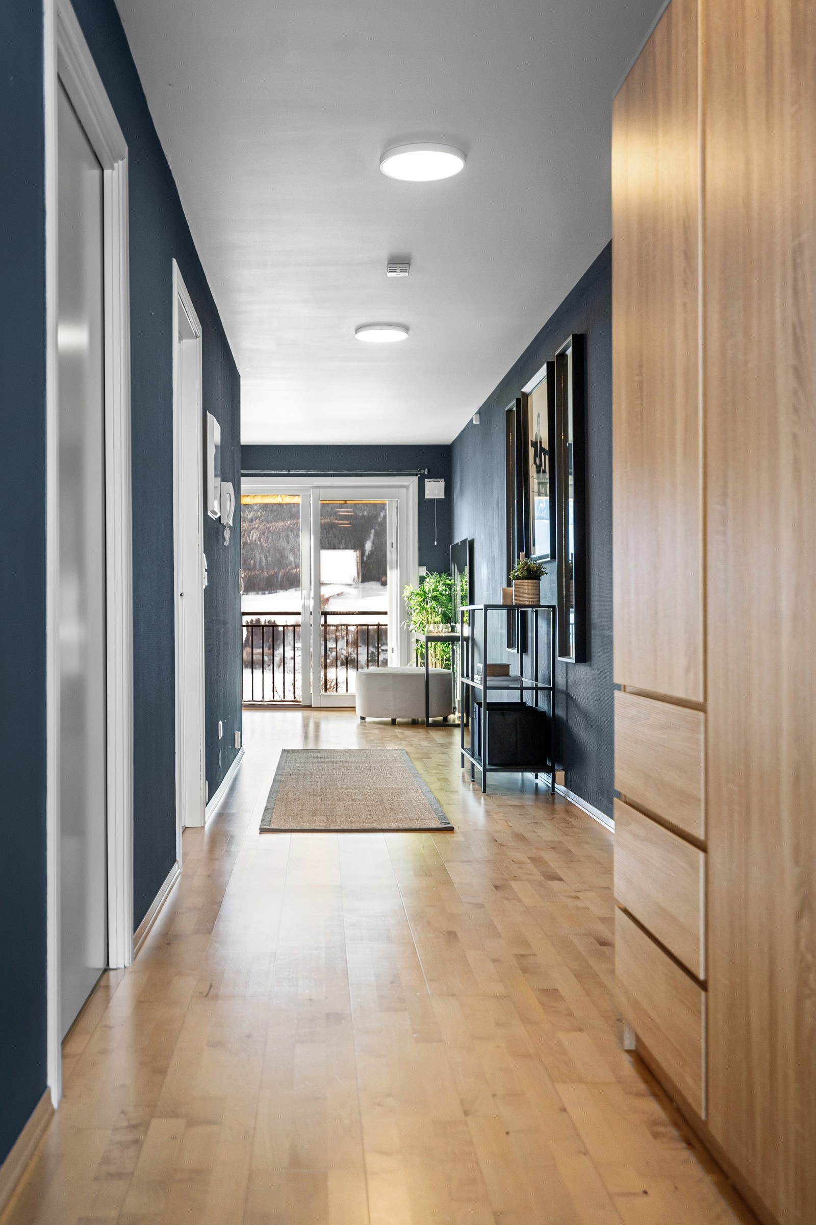 Velkommen inn! God plass til skap for oppbevaring av f.eks. sko & utetøy. Galleribilde