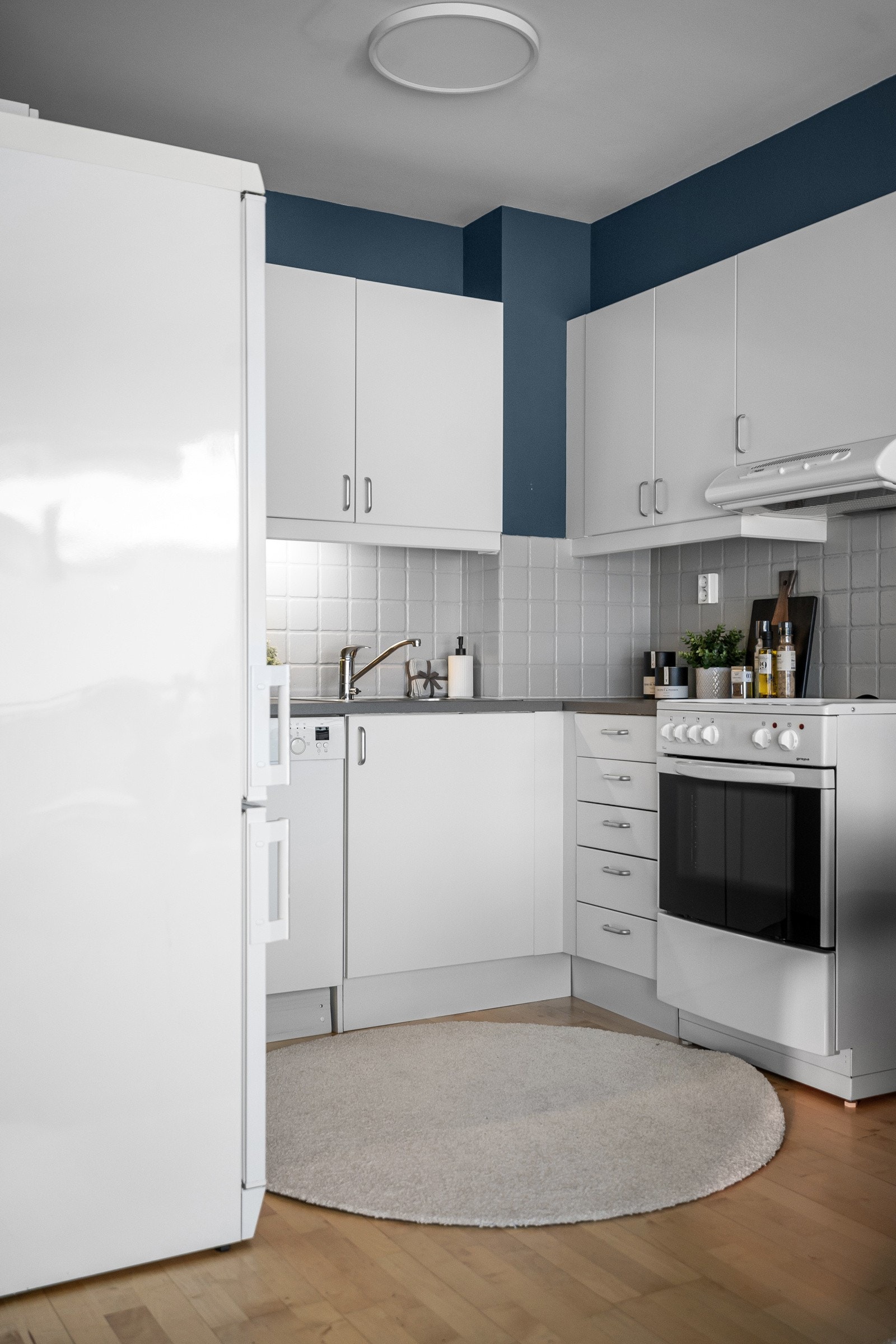 Praktisk kjøkken med frittstående kjøle-/fryseskap, komfyr & oppvaskmaskin. Galleribilde