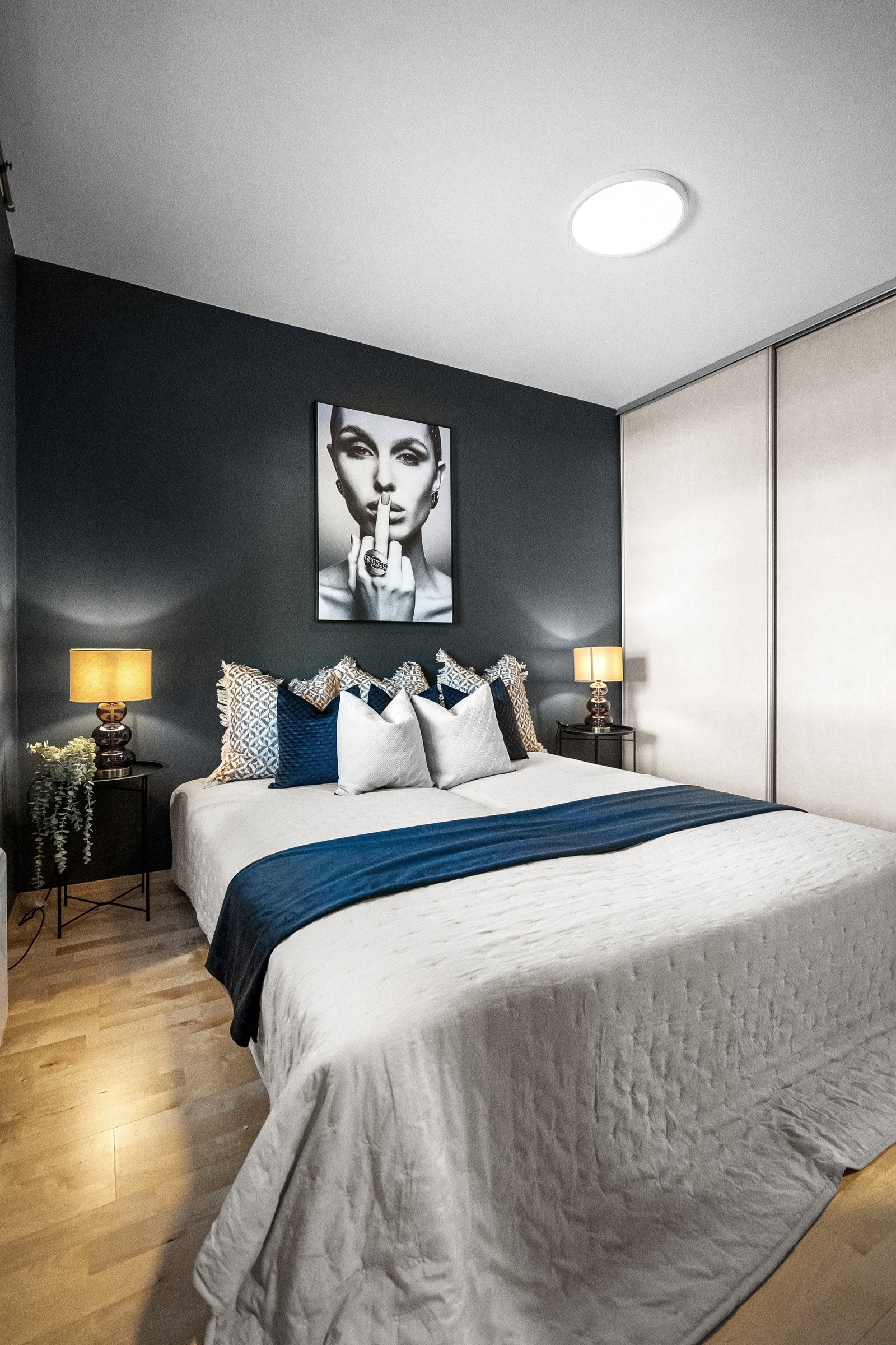 Soverommet har god plass til oppbevaring med plassbygd skyvedørsgarderobe. Galleribilde