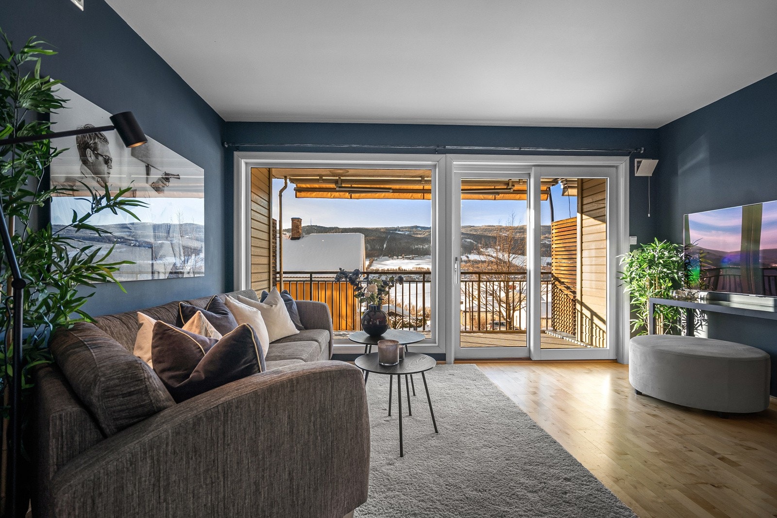 Delikat stue med store vinduer for mye innslipp av naturlig dagslys. Galleribilde