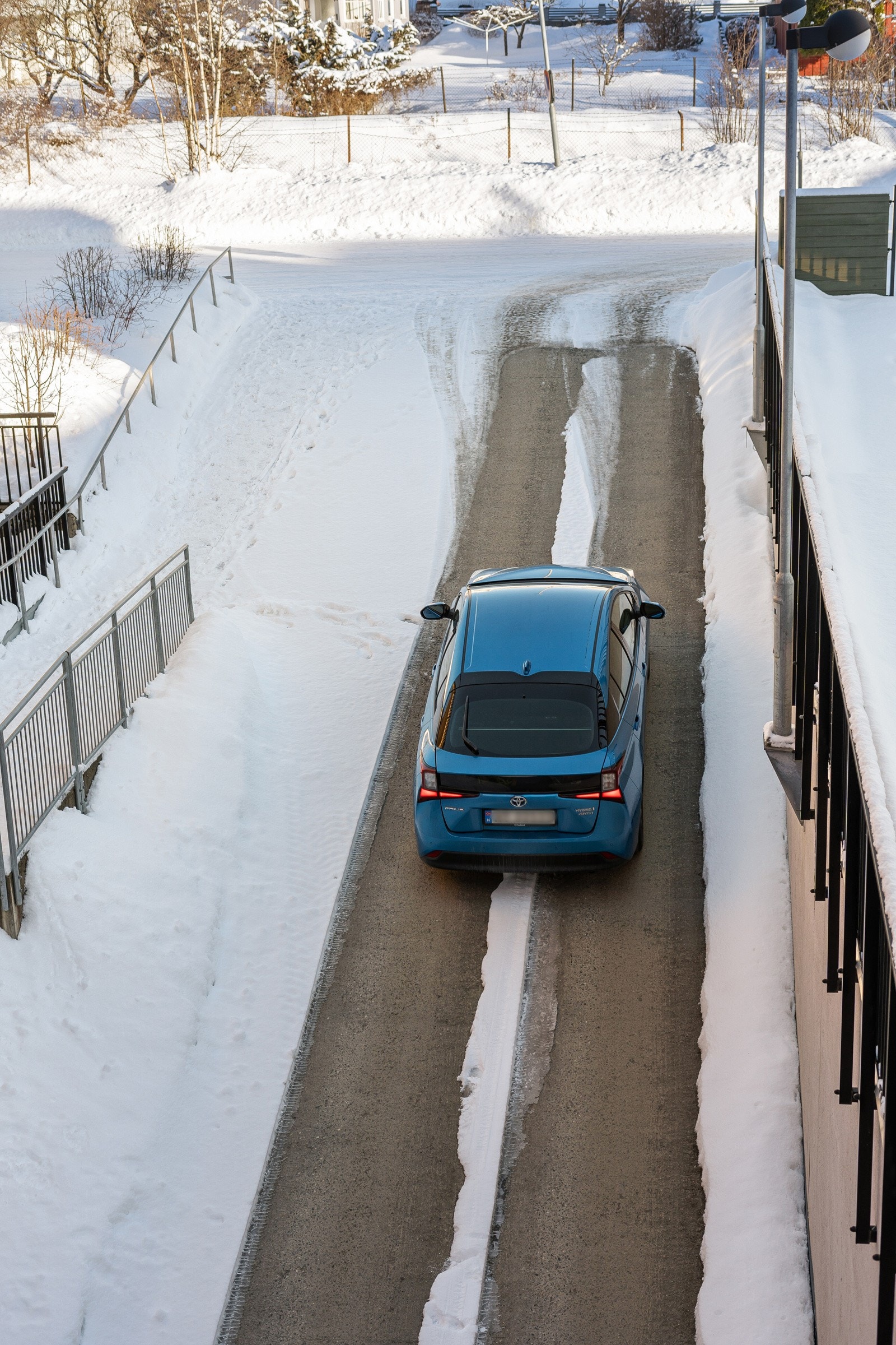 Det følger tilhørende parkeringsplass i eget garasjeanlegg i kjeller. Det er montert varmekabler i bakke opp fra garasjeanlegget for at man enkelt skal kunne komme seg både opp & ned året rundt. Galleribilde