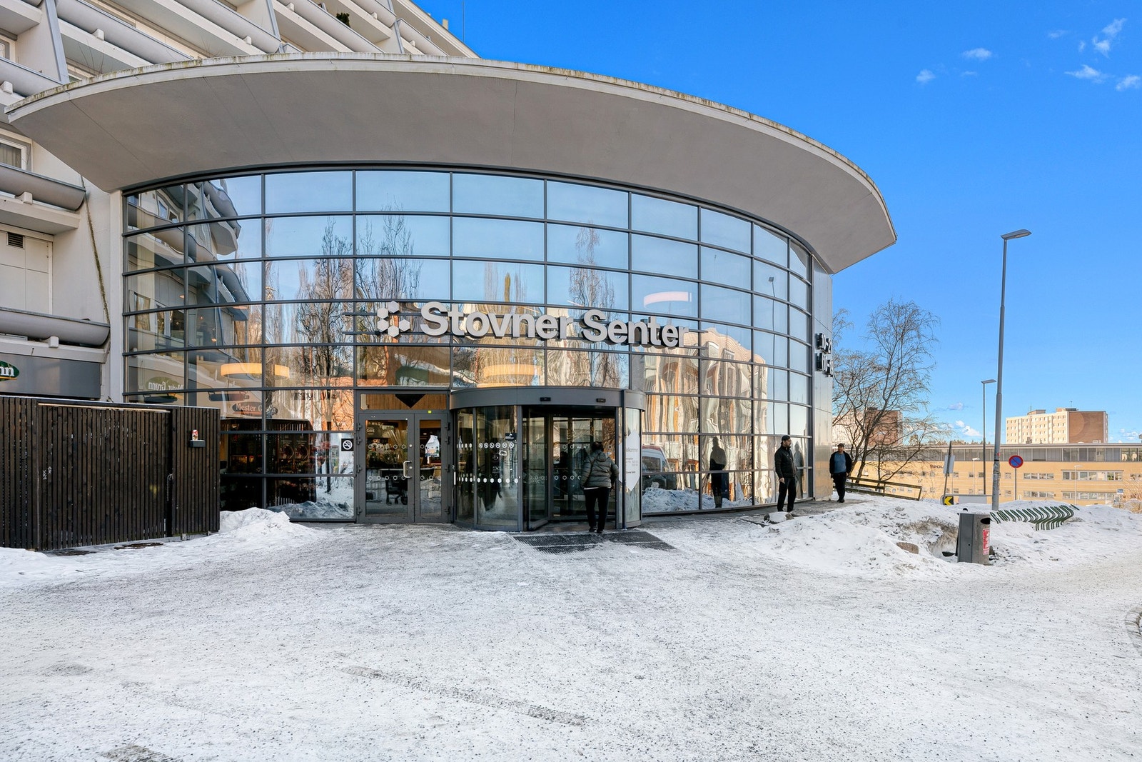 Butikker, treningssenter, kaféer og kollektivtransport er rett utenfor døren. Galleribilde