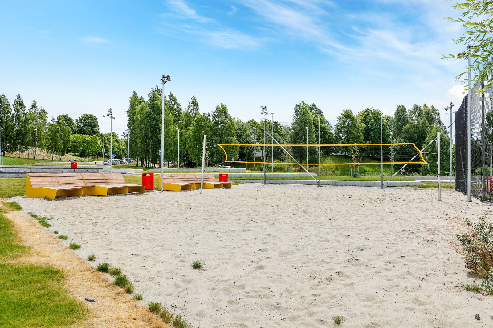 Utenfor senteret er det opparbeidet sitteplasser, vannspeil, basketballbane, sandvolleyballbane, scene etc. Galleribilde