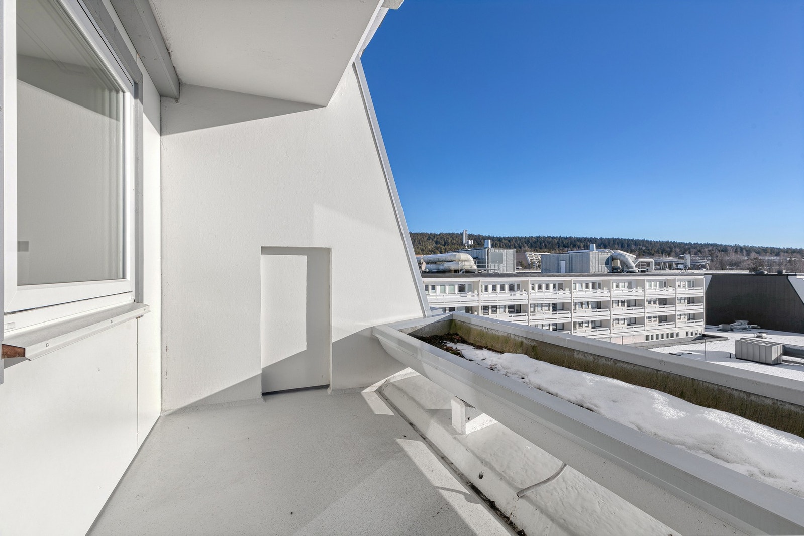 Med litt kreativ innredning kan du gjøre dette til en lun og innbydende uteplass - her kan du nyte frisk luft og utsikt. Galleribilde