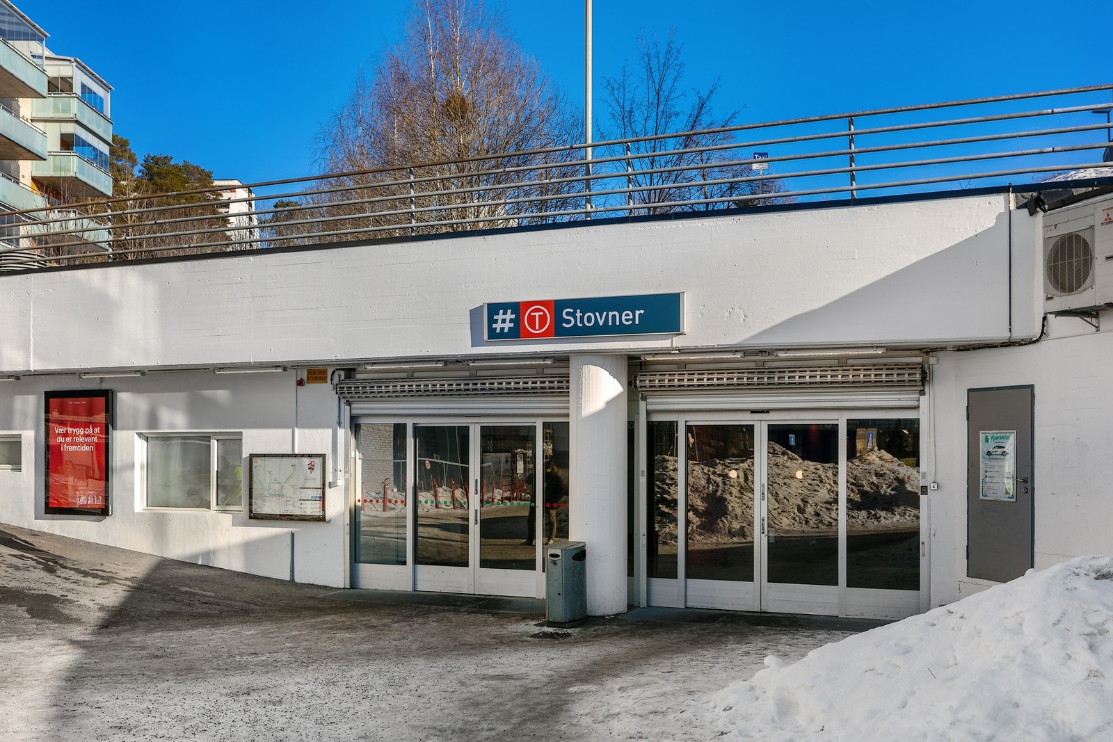 T-banens linje 4 og 5 (Bergkrystallen via Storo / Ringen via Tøyen) tar deg til sentrum, med hyppige avganger og en reisetid på under en halvtime. Galleribilde