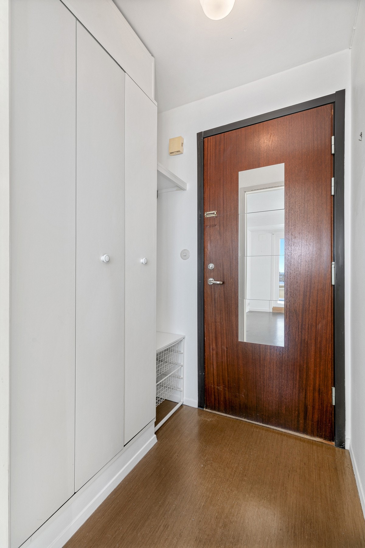 En hyggelig entré med plass til oppbevaring i skap. Galleribilde