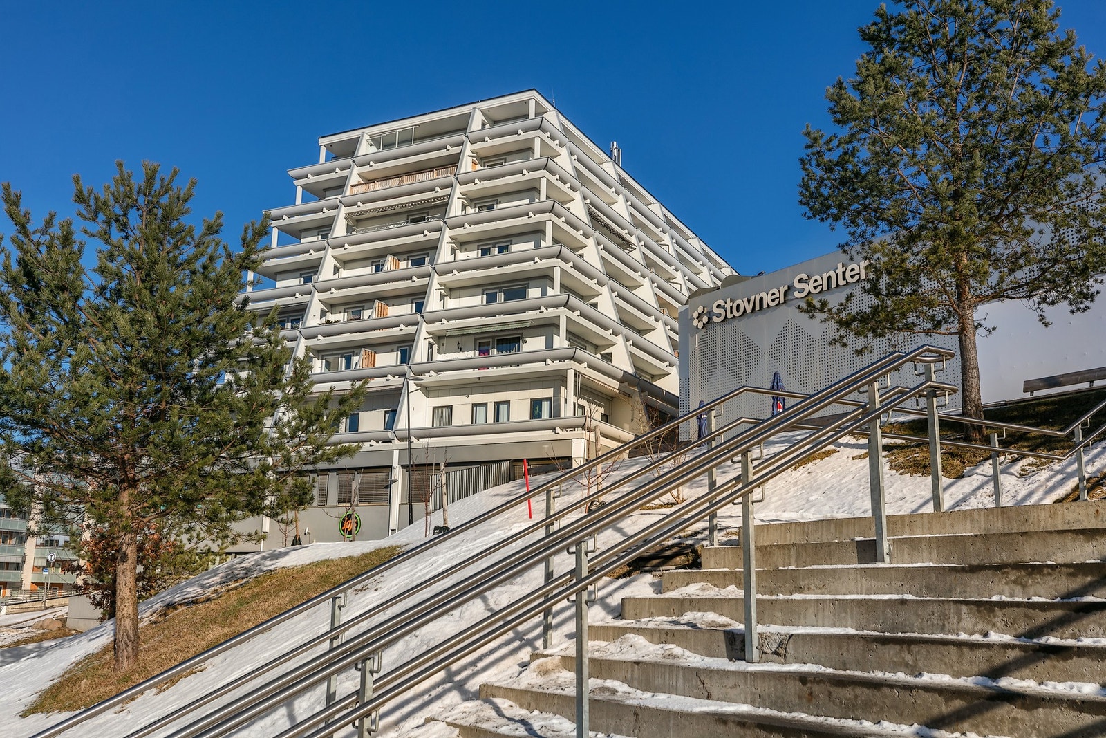 Henrik Wang og Alicha Viste v/EIE eiendomsmegling har gleden av å presentere Stovner senter 1! Galleribilde