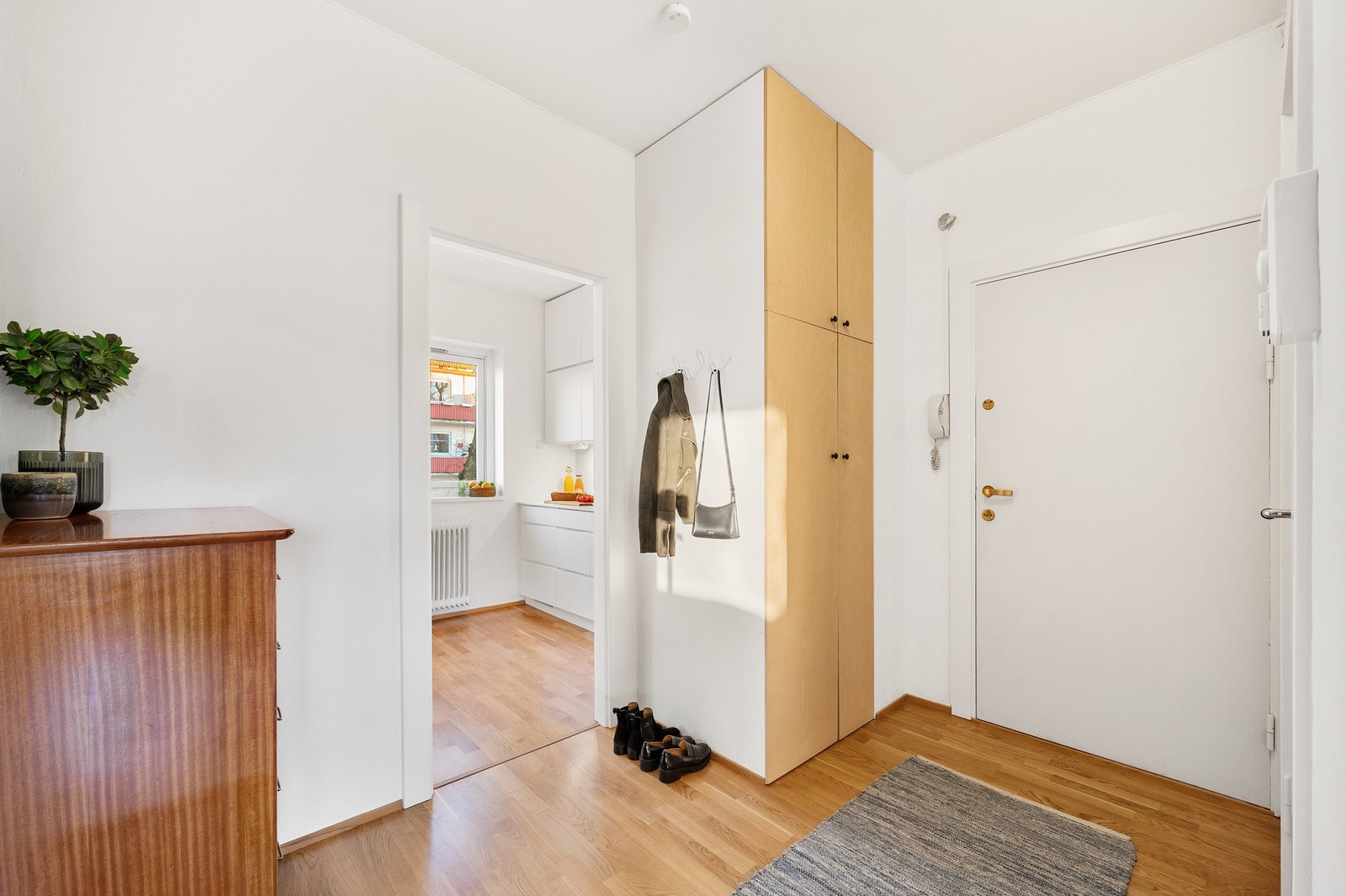 God plass til oppbevaring av sko- og ytterbekledning i entré. Galleribilde