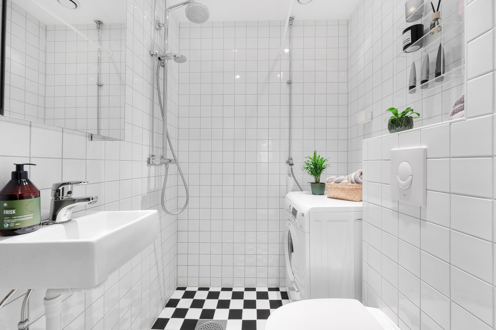 Flislagt bad med gulvvarme og opplegg for vaskemaskin. Vaskemaskinen medfølger i handelen. Galleribilde