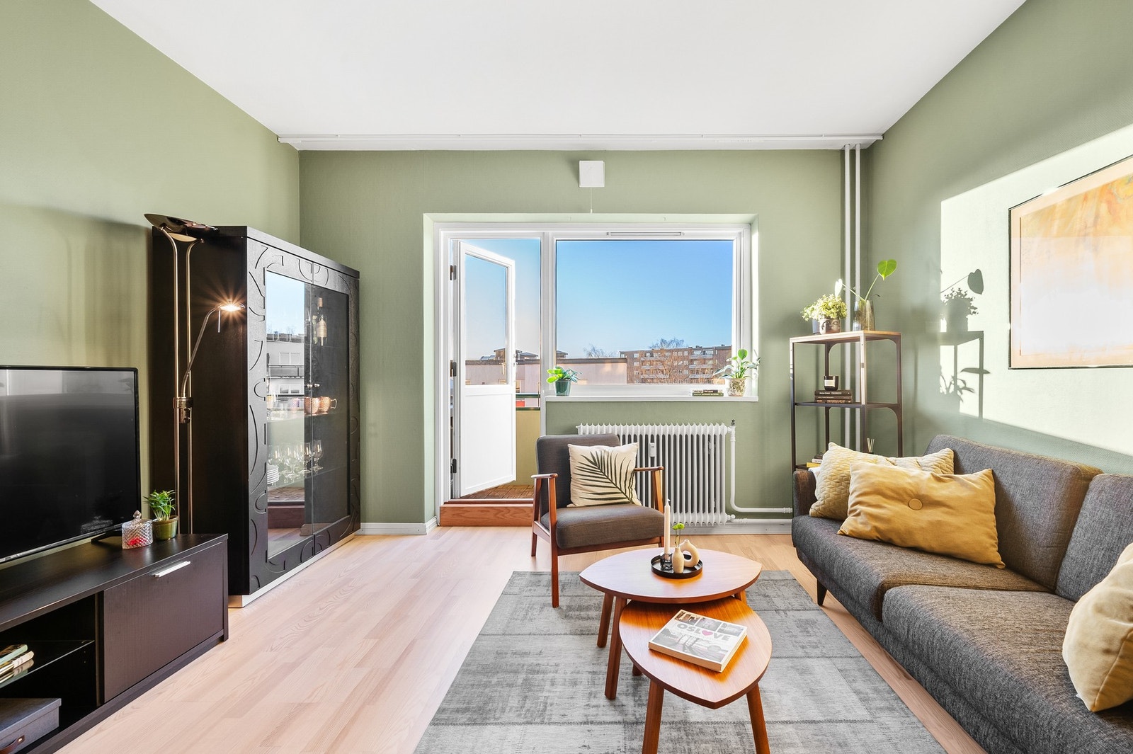 Her får du en leilighet med gode rom og store vindusflater som slipper lyset fint inn. Galleribilde