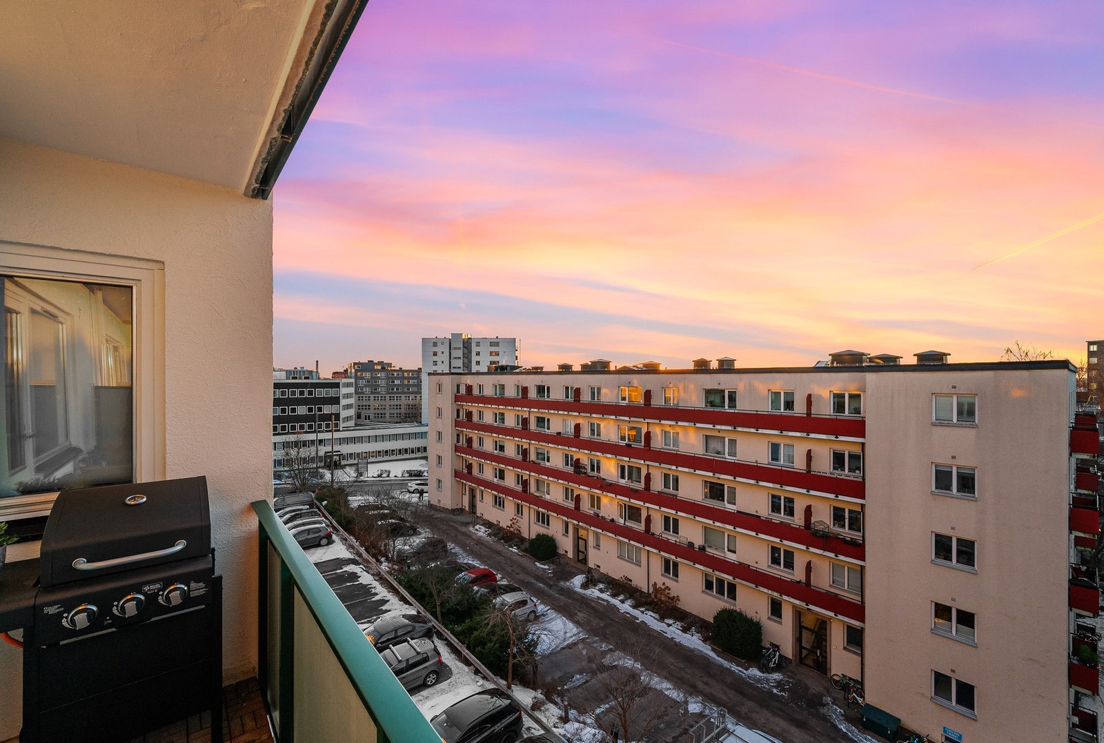 Boligen ligger høyt og fritt i 4.etasje med gode solforhold. Galleribilde