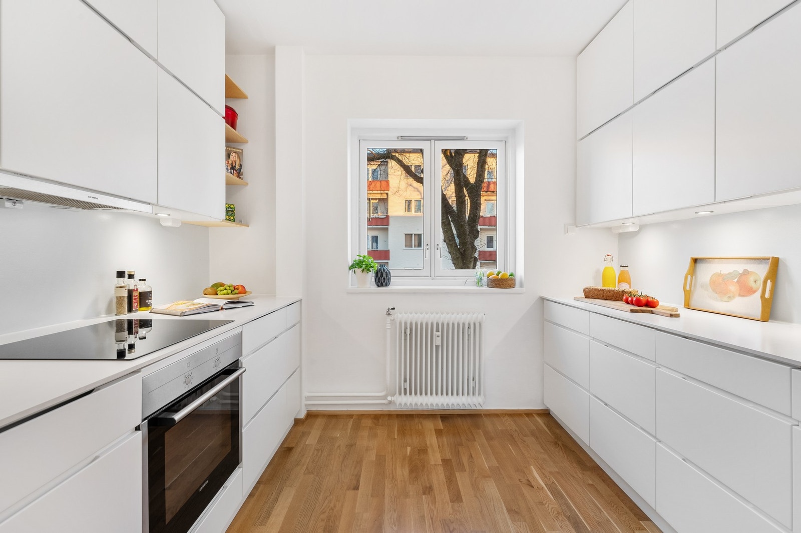 Kjøkkeninnredning fra 2015 i lyst og tidløst design. Galleribilde