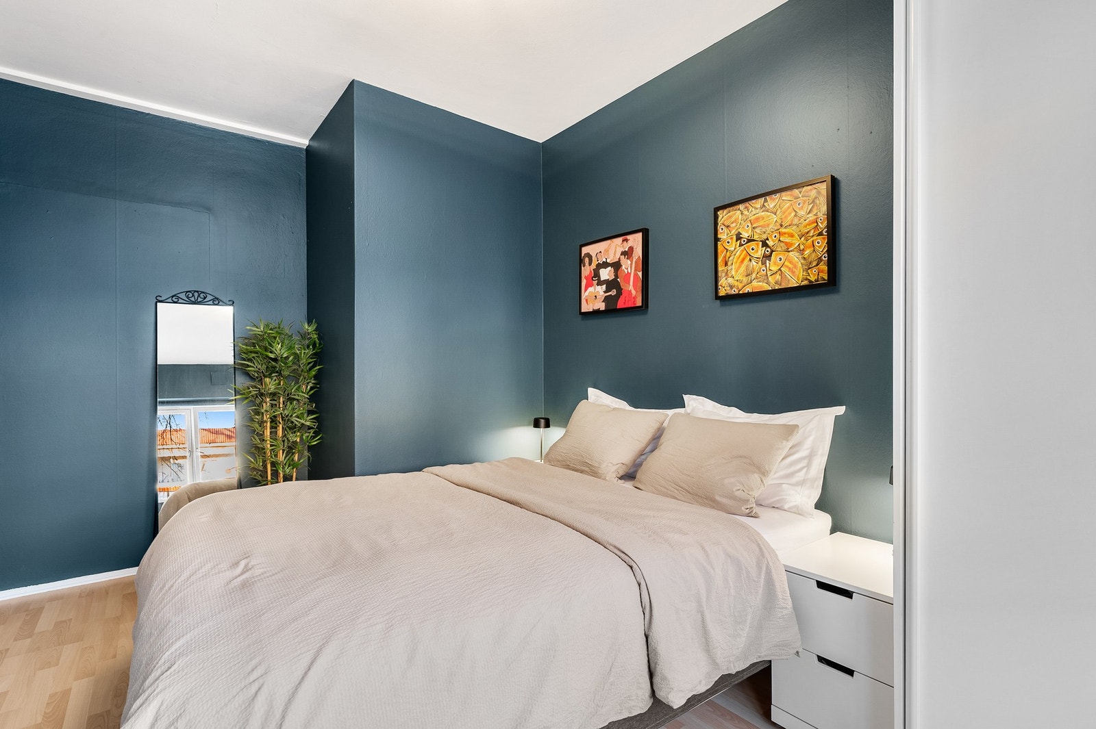 Rommet er malt i en rolig og behagelig blåtone. Galleribilde