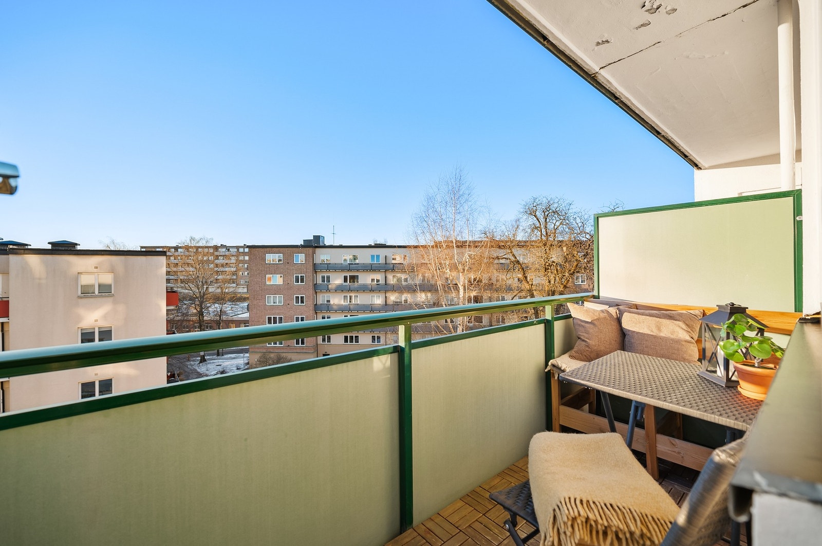 Romslig balkong på ca. 5 kvm. På balkongdekke er det trefliser. Galleribilde