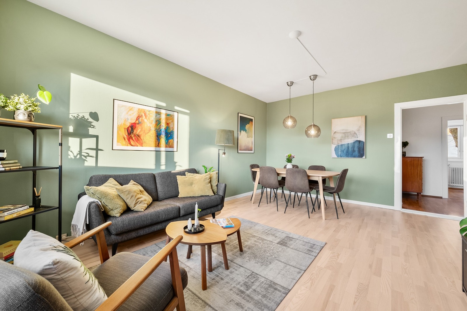 Her er det god plass til å innrede med både sofagruppe og spisebord. Galleribilde