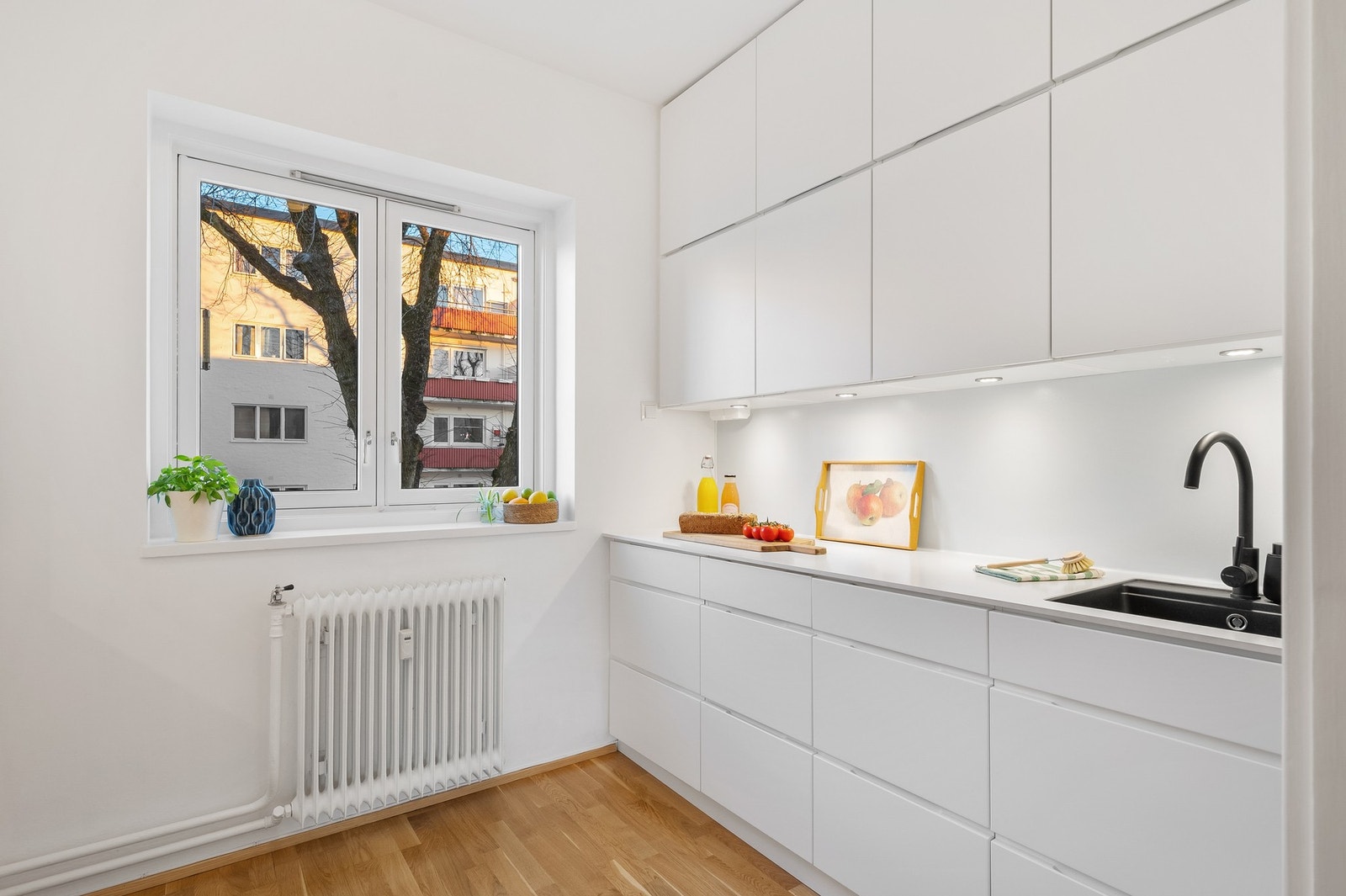 Stilren, sort oppvaskkum. Galleribilde