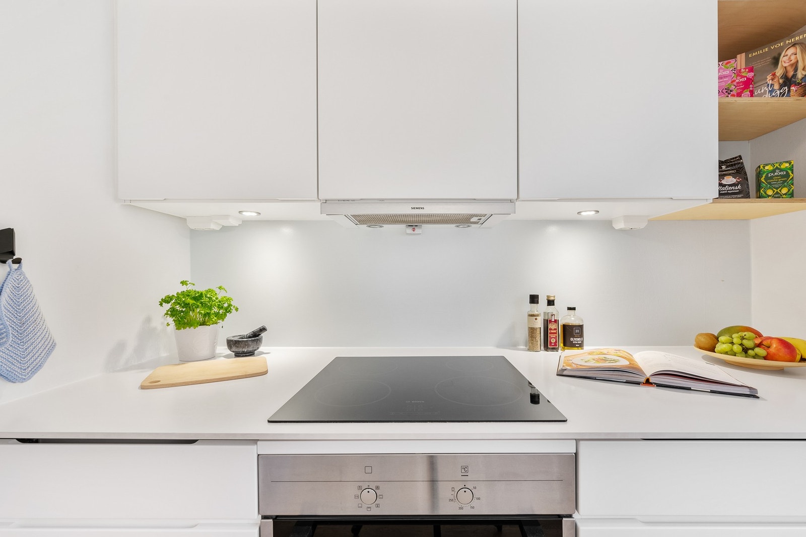 Integrert oppvaskmaskin, kjøleskap, fryseskap, stekeovn og
induksjon platetopp. Hvitevarene medfølger i handelen. Galleribilde