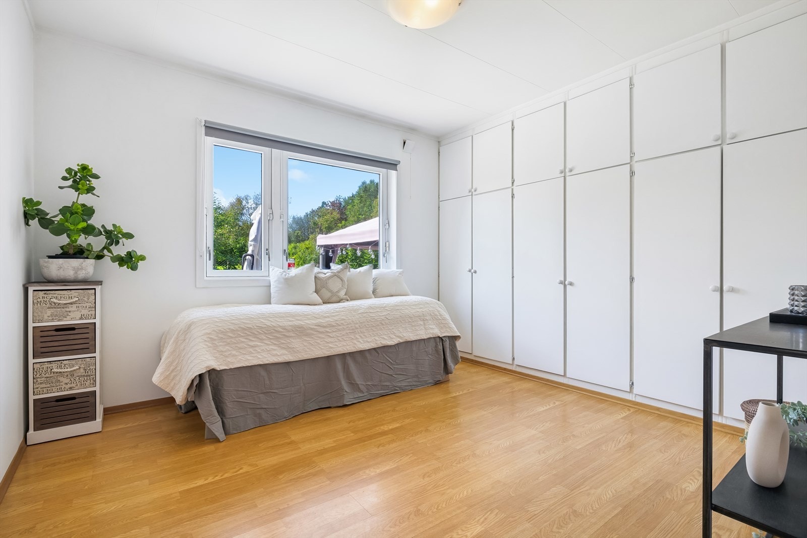 Alle med god plass til stor seng, tilhørende møblement og garderobeskap. Galleribilde