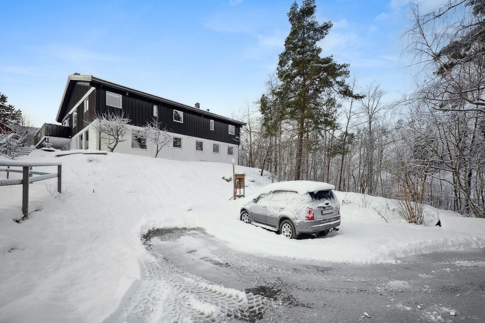 På tomten er det opparbeidet en stor gruset parkeringsplass. Denne unike plassen har oppstilling for minimum 6 biler og vinteropplag for større båt på henger. Plassen er belyst om natten og har vanlig strømkontakt for lading av el-bil. Galleribilde