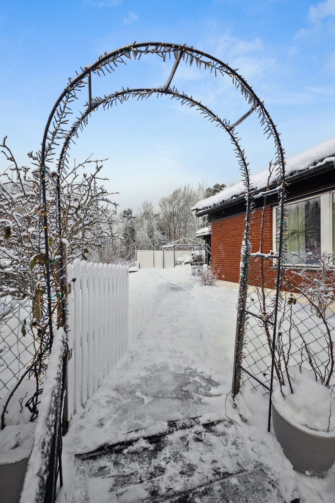 Vinterstemning i denne sjarmerende, idylliske hagen! Galleribilde