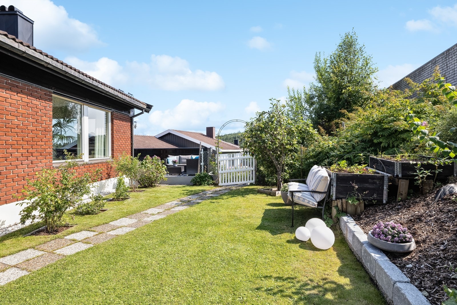 Hagen er pent opparbeidet med gressplen, busker, trær og diverse beplantning. På uteområdet her oppe kan det sankes epler, pærer, blåbær, jordbær, rabarbra og rips. Galleribilde