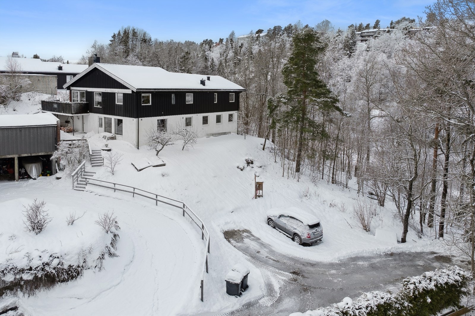 Garasje/carport i bilde følger eiendommen. Her kan dekk, hageutstyr mm. oppbevares under tak. Det er plass til en 14 fots båt på henger. Galleribilde