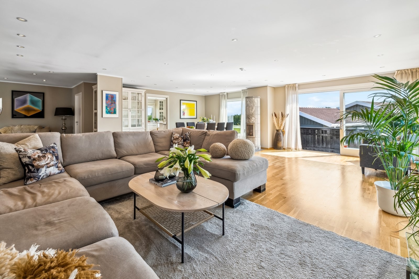 Romslig stue som er lys og trivelig med plass til flere møbleringsmuligheter for å skape den stuen du selv ønsker. Galleribilde