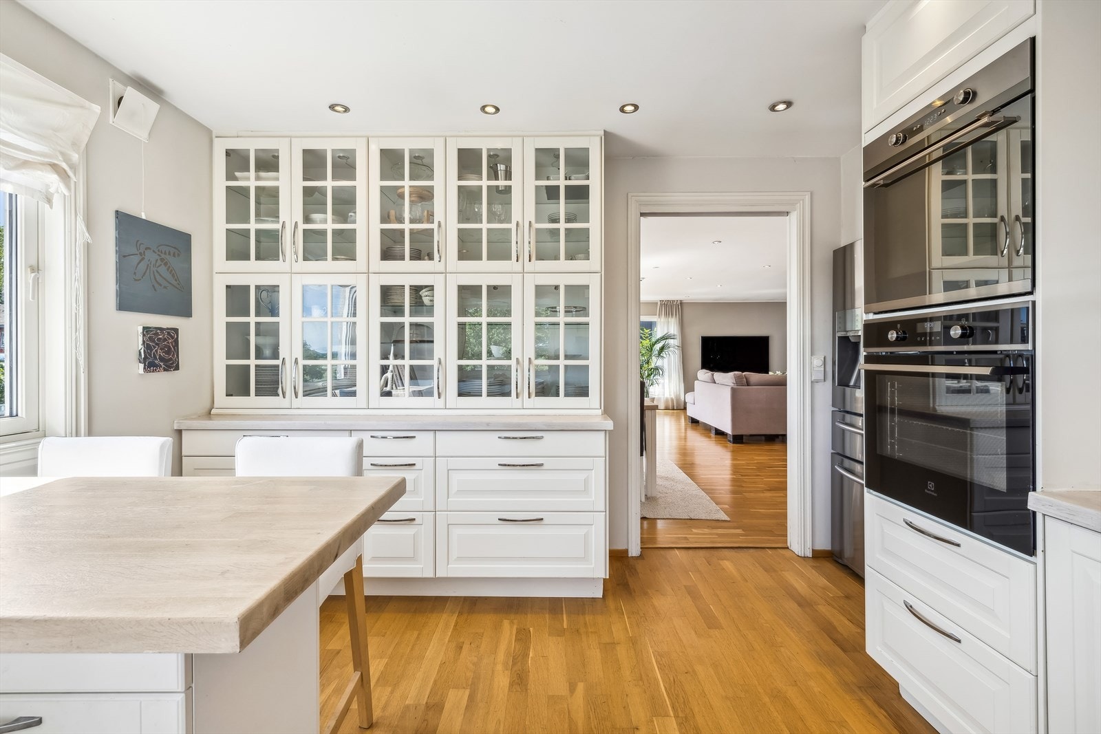 Kjøkkenet er innredet i en praktisk form, og har godt med både skap- og benkeplass. Galleribilde