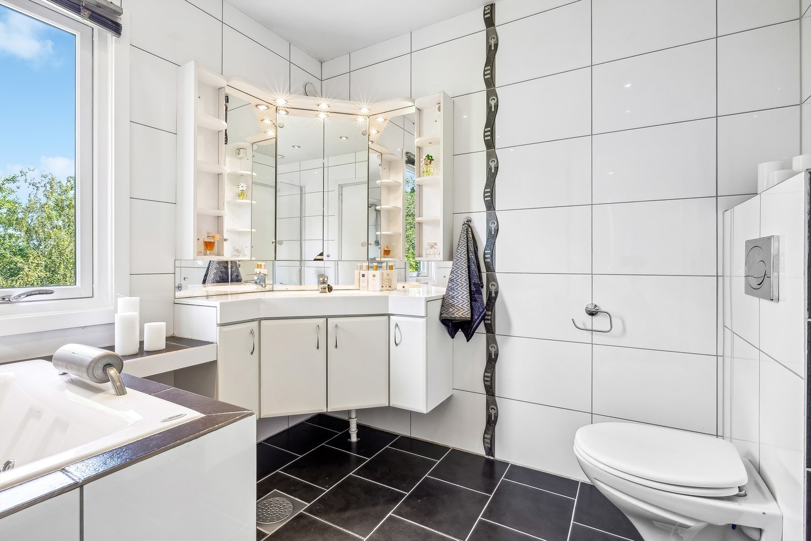 Flislagt baderom med elektriske varmekabler, oppusset i 2005. Galleribilde